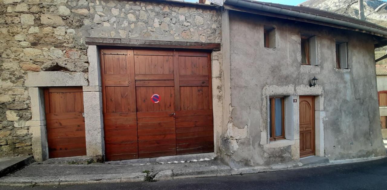 Petite maison de village située entre lacs, cascades et montagnes Virieu-le-Grand Exterior foto